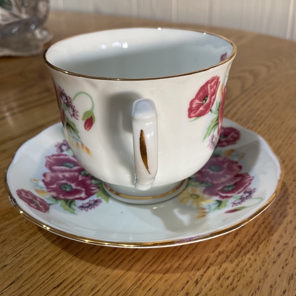 Crown Ceramics Ltd. India Fine bone China Teacup and saucer. Floral w gold trim - Picture 6 of 10